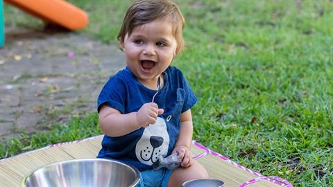 Ο 17 μηνών γιος μου μιλάει ακαταλαβίστικα. Είναι φυσιολογικό;